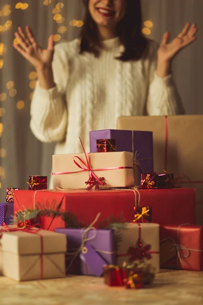 Chica feliz con regalos de Navidad — Foto de Stock