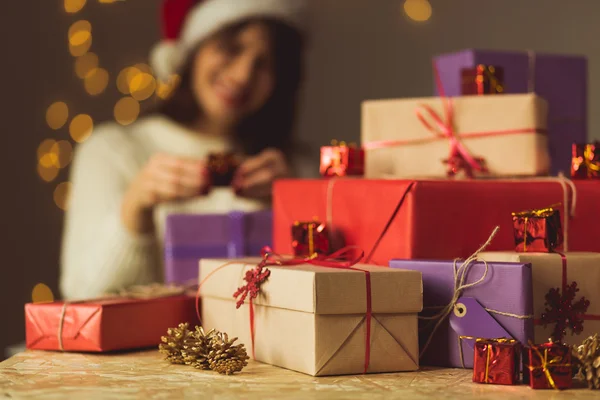 Girl opening Christmas presents — Stock Photo, Image