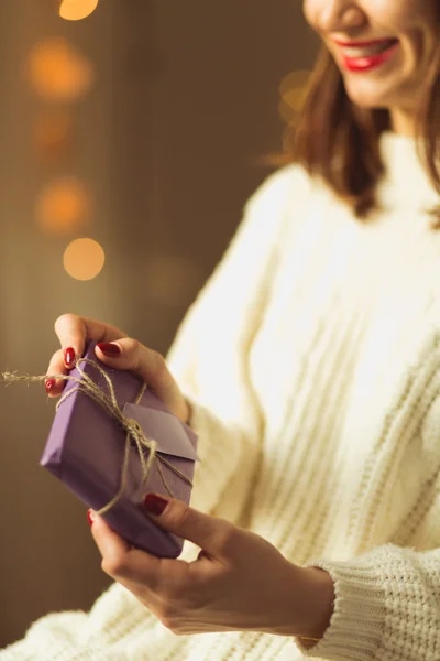Женщина держит упакованный подарок — стоковое фото