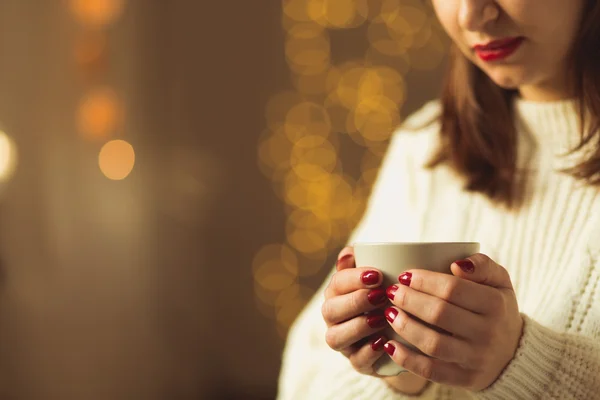 Frau mit Tasse Tee — Stockfoto