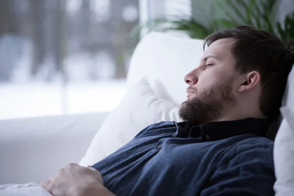 Hombre durmiendo una siesta — Foto de Stock