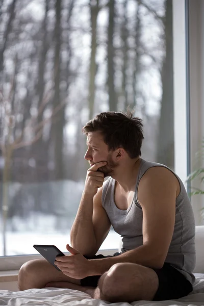 Man använder en Tablet PC — Stockfoto