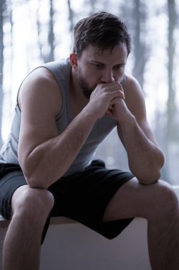 Adam onun sorunları hakkında düşünme