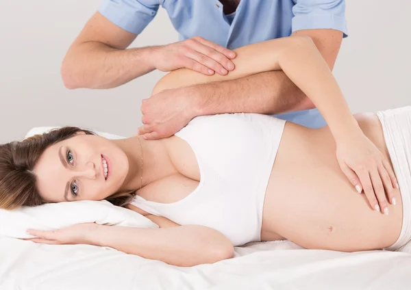 Mujer embarazada en el fisioterapeuta — Foto de Stock