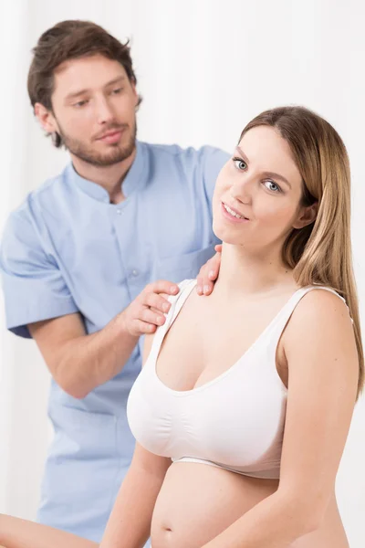 Physiotherapist exercising with pregnant woman — Stock Photo, Image