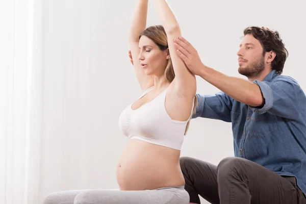 Gravid kvinna i födelseprocess skola — Stockfoto