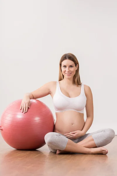 Femme enceinte faisant de l'exercice avec balle — Photo