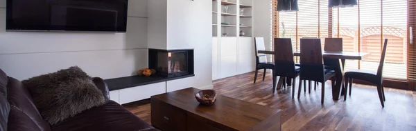 Salón con chimenea — Foto de Stock