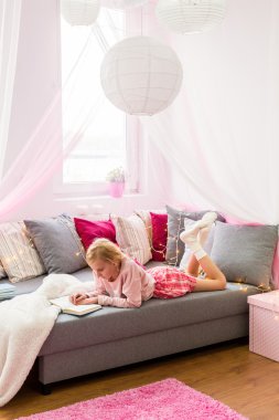 Çocuk modern tarz yatak odasında