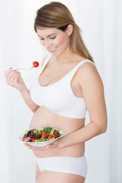 Donna incinta che conduce uno stile di vita sano — Foto Stock