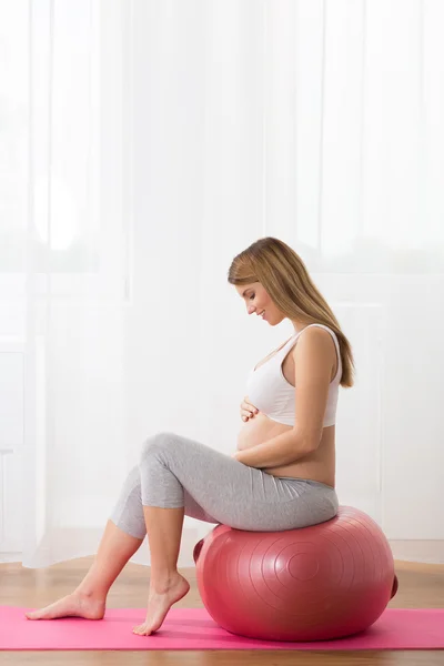 Hamile kadının topu ile egzersiz — Stok fotoğraf