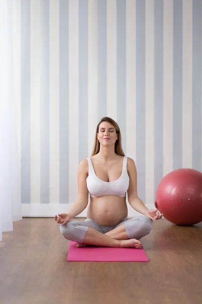 Mujer en la clase de paternidad — Foto de Stock