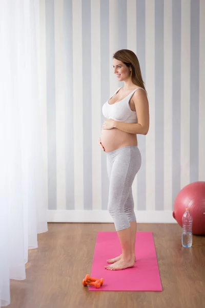 Madre joven preparándose para el parto — Foto de Stock