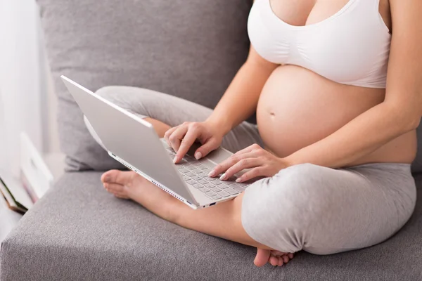 Signora incinta con computer portatile — Foto Stock