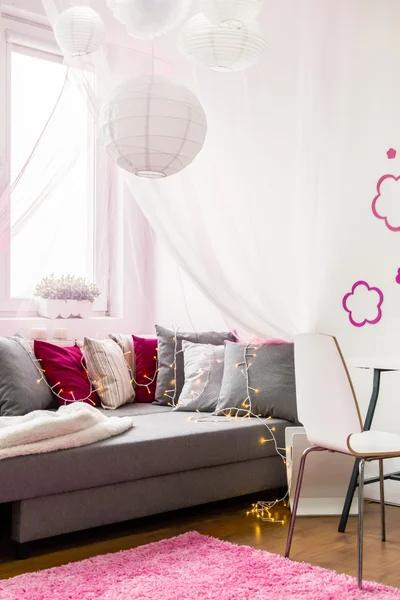 Hermosa habitación infantil con alfombra — Foto de Stock