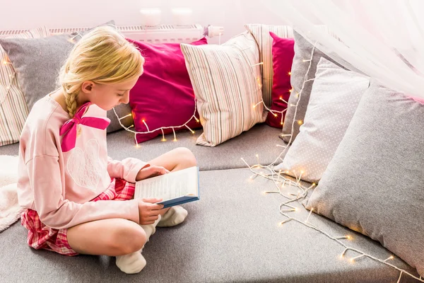 Menina descansando na cama — Fotografia de Stock