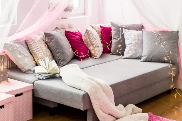 Großes Bett mit dekorativen Kissen — Stockfoto