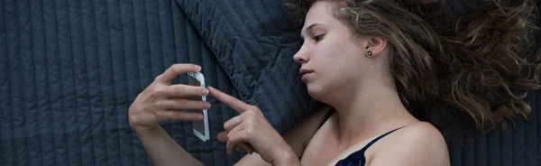 Mujer navegando por Internet —  Fotos de Stock