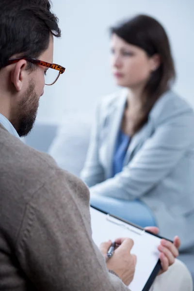 Psicoterapeuta masculino conversando com mulher — Fotografia de Stock