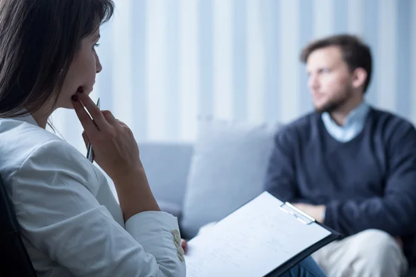 Жінка-психіатр розмовляє з пацієнтом — стокове фото