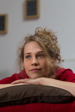 Genç kadın yatakta yatıyor.