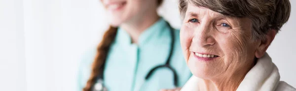 Mulher e cuidados médicos — Fotografia de Stock