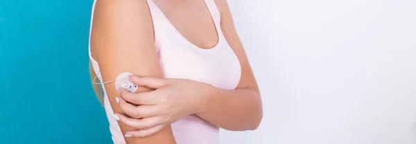 Mujer usando la bomba — Foto de Stock