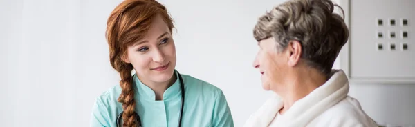 Luisteren naar de vrouw — Stockfoto