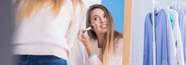 Mädchen und Morgen Make-up — Stockfoto