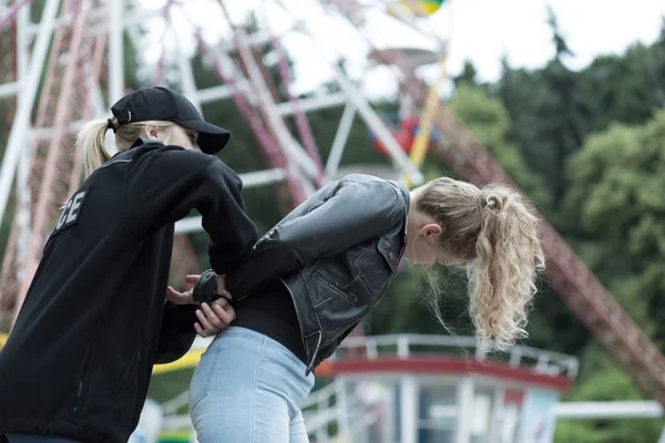 Police arrêtant une femme criminelle — Photo