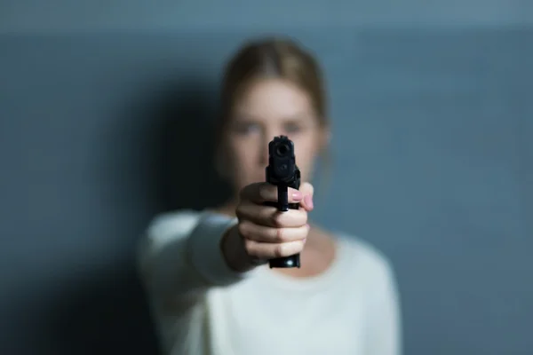 Puntando una pistola contro qualcuno — Foto Stock