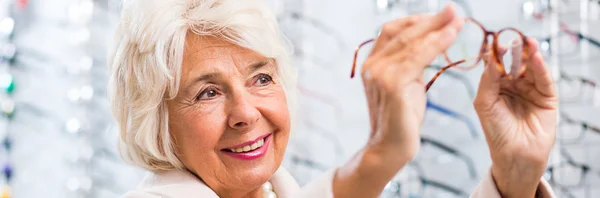 Очки для пожилых женщин — стоковое фото