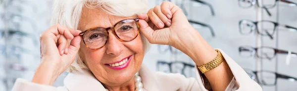 Элегантная бабушка в очках — стоковое фото