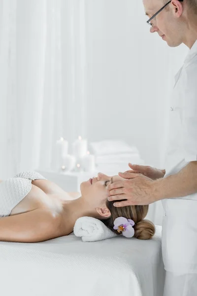 Massage de la tête au spa — Photo