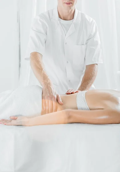 Massage av nedre delen av ryggen — Stockfoto