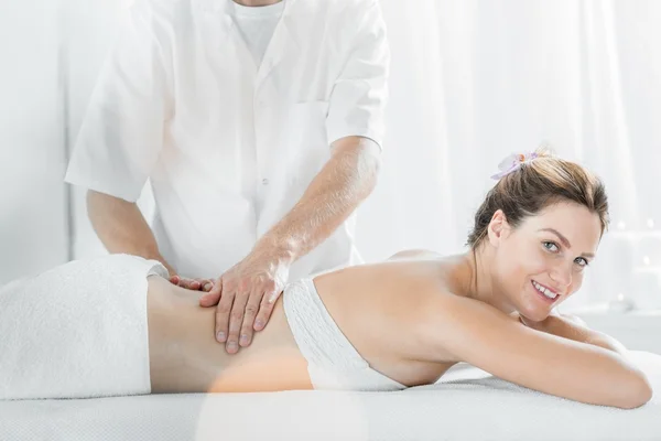 Massagem relaxante no spa — Fotografia de Stock