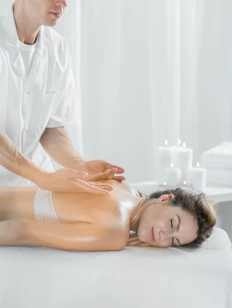 Mulher relaxante durante a massagem agradável — Fotografia de Stock