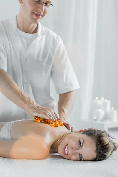 Masseur usando equipamento de massagem — Fotografia de Stock