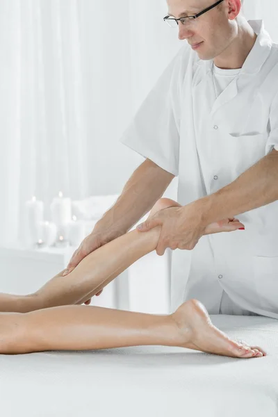 Massage av kalv — Stockfoto