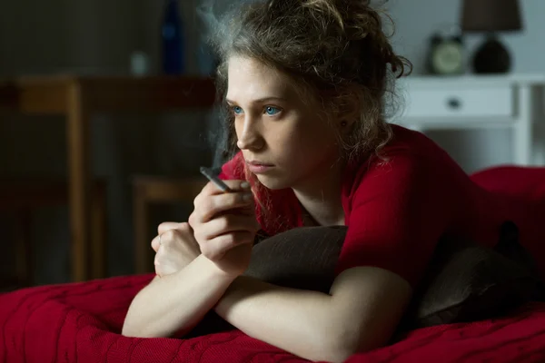 Mujer pensativa fumando cigarrillo — Foto de Stock