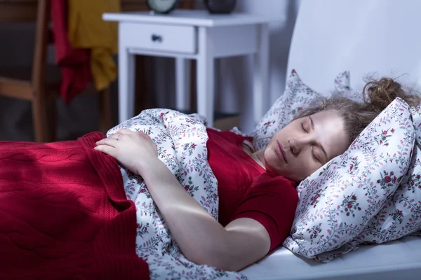 Ensam kvinna sova i sängen — Stockfoto