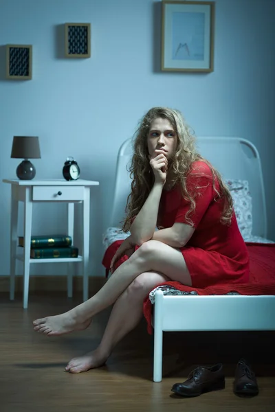 Mulher triste sentada na cama — Fotografia de Stock