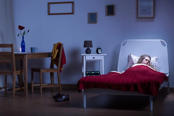 Mujer durmiendo en habitación oscura —  Fotos de Stock