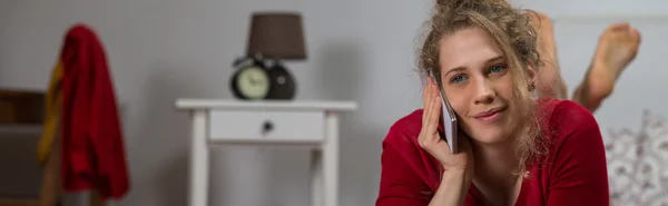 Menina falando no telefone celular — Fotografia de Stock