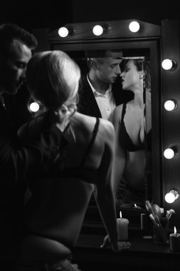 Erotik poz genç Çift