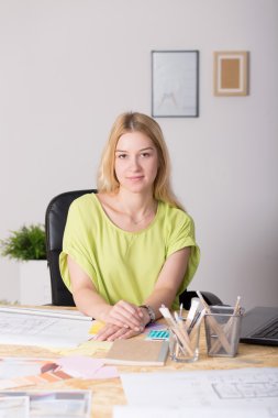 Genç bir işçi yaratıcı şirket