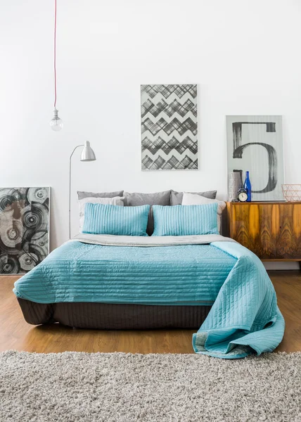 Eigentijds interieur met comfortabel bed — Stockfoto