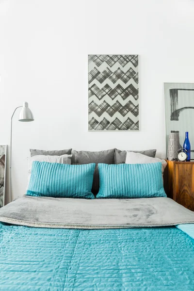 Διπλό κρεβάτι με την μπλε κλινοστρωμνή — Φωτογραφία Αρχείου