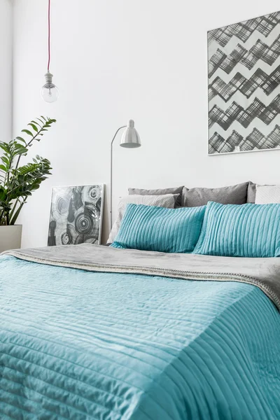 Turquoise decoratieve beddengoed — Stockfoto