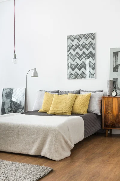 Матримоніальне ліжко зі світлою постільною білизною — стокове фото